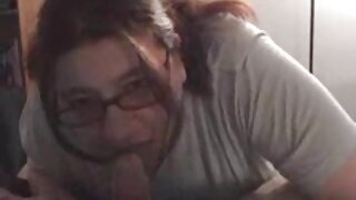 Morena americana gostosa esfregando o regalo peludo para webcam